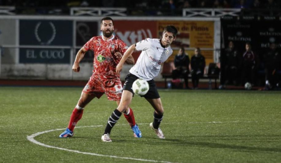 Roni, en la foto con Carles Marc del Guijuelo, será baja en el Caudal Deportivo (Foto: El Comercio)