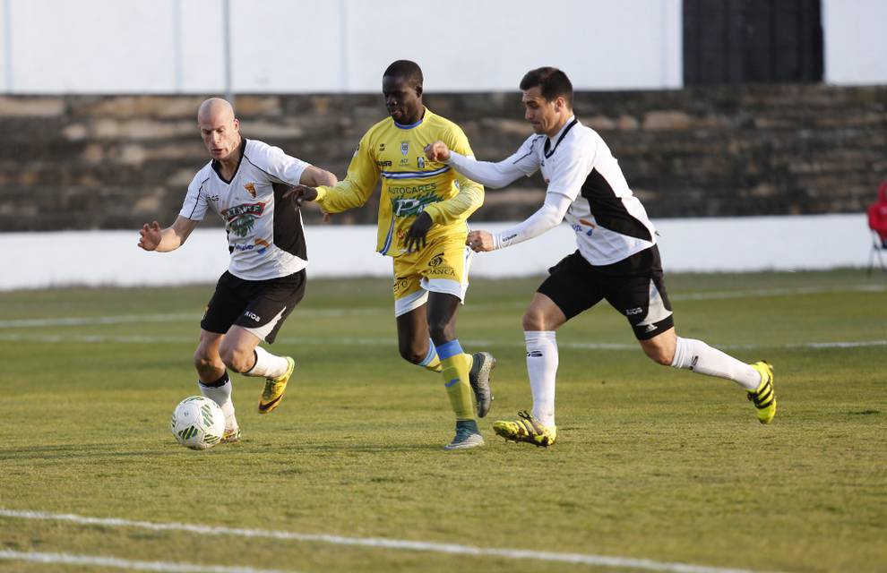 Lance del encuentro entre Tudelano y Arandina disputado en el Ciudad de Tudela (Foto: Diario de Navarra)
