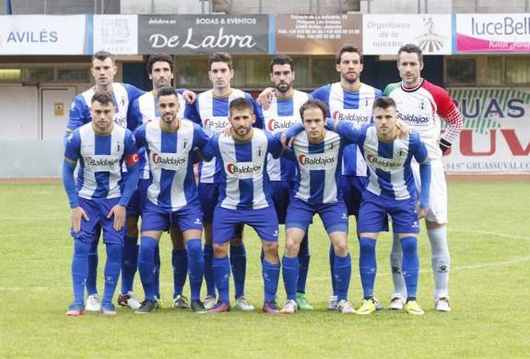 XI inicial del Real Avilés en un encuentro en el Suárez Puerta (Foto: La Voz de Avilés)