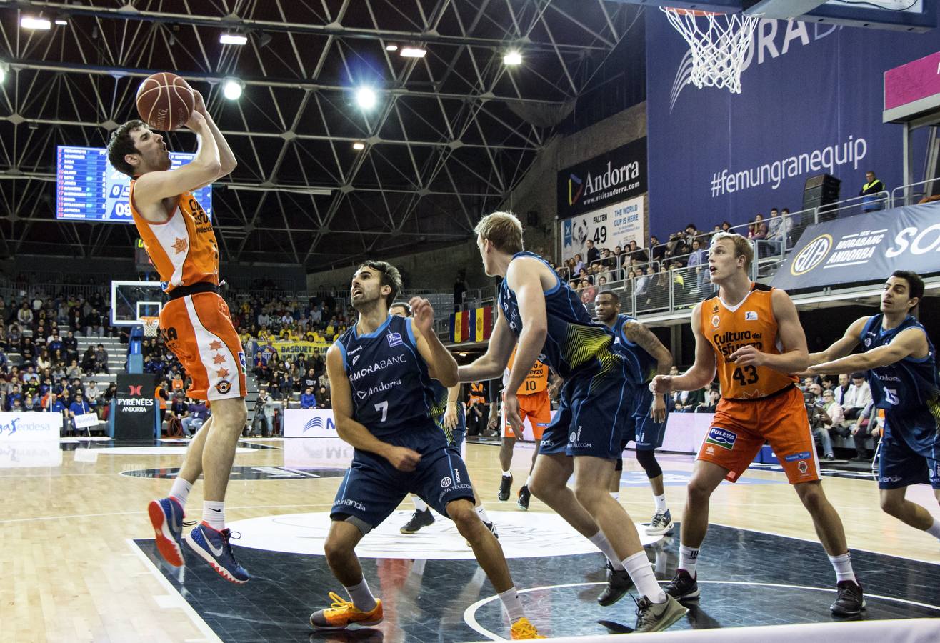 GRA277. ANDORRA LA VIEJA, 10/01/2016.- El base del Valencia Basket Club Guillem Vives (i) lanza a canasta ante la defensa del base del MoraBanc Andorra Víctor Sada (2i), durante el partido de la decimoquinta jornada de la Liga ACB que se juega hoy en el Poliesportiu d'Andorra la Vella. EFE/ANA/Jordi Domingo