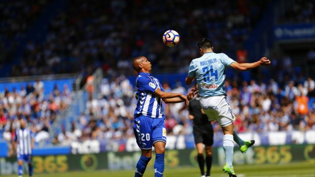 Una pugna entre Deyverson y un jugador visitante. Imagen: Laliga.es