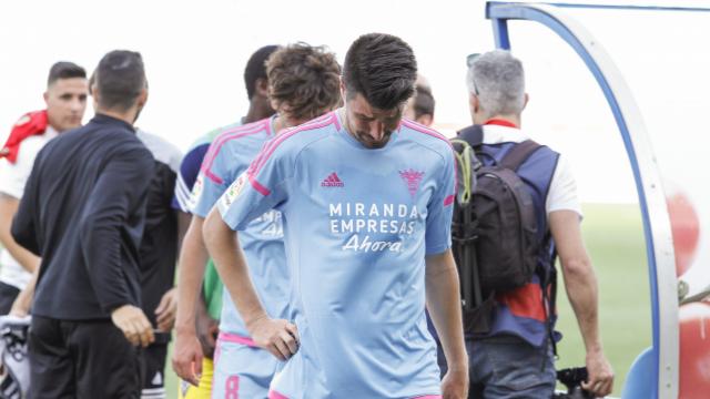  Los jugadores del Mirandés desolados tras consumarse su descenso