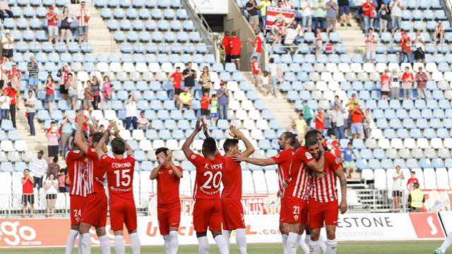 Los rojiblancos saludando a su afición a la conclusión del encuentro