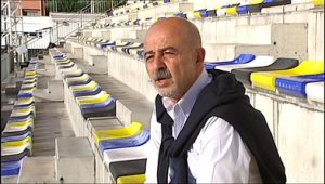 Roberto Ardura en una de las gradas del Hermanos Antuña (Foto: RTPA)