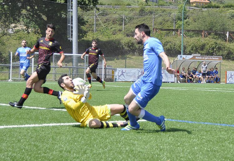 Carlos Castro evita un gol local con su propia cara (Foto: CD Covadonga)