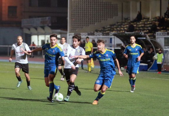 Lance del choque entre Caudal y Celta 'B' de la primera vuelta en Mieres (Foto: El Comercio)