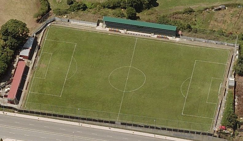 Vista áerea del campo de La Cruz que sufrirá una profunda remodelación que obligará al Ceares a trasladarse a otro campo la próxima temporada (Foto: Estadios de España)