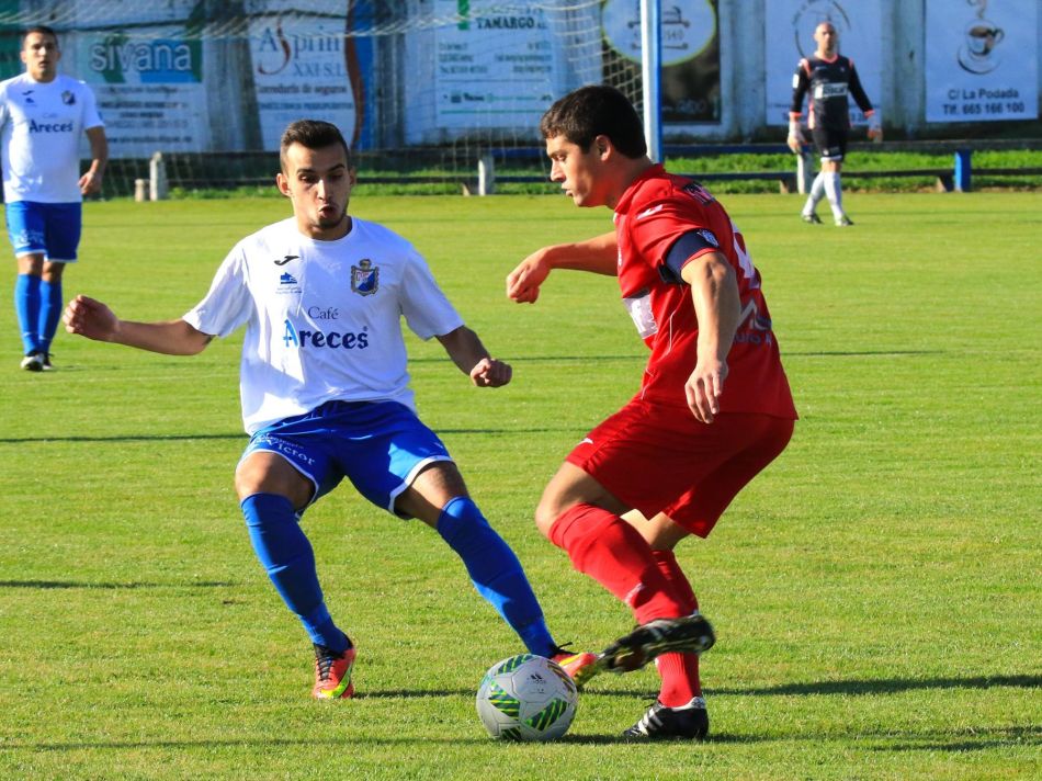 Lance del duelo entre moscones y pravianos de la primera vuelta (Foto: La Voz del Trubia)