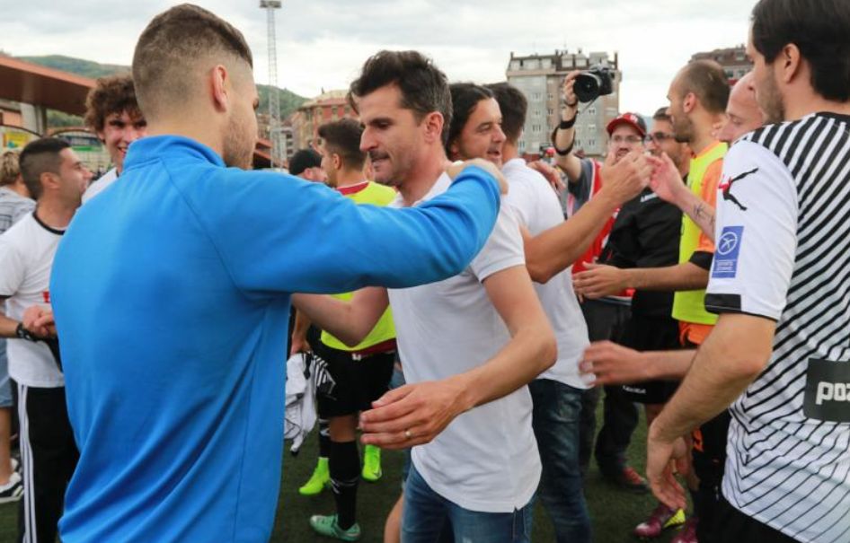 Iván Ania, que no continuará la próxima temporada, celebra la permanencia (Foto: El Comercio)