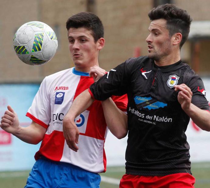 Javi Alonso (Llanera) y Damián (Langreo) en el partido del sábado (Foto: La Nueva España)