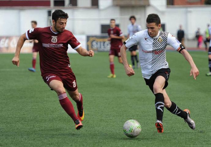 Javi Sánchez, en la foto frente al Pontevedra, fue el máximo goleador del equipo con 10 goles (Foto: La Nueva España)