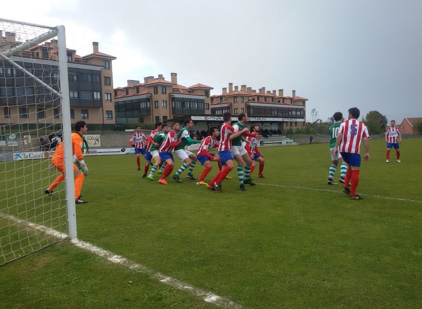 Lance del encuentro en San José entre CD Llanes y L'Entregu C.F (Foto: CD Llanes)