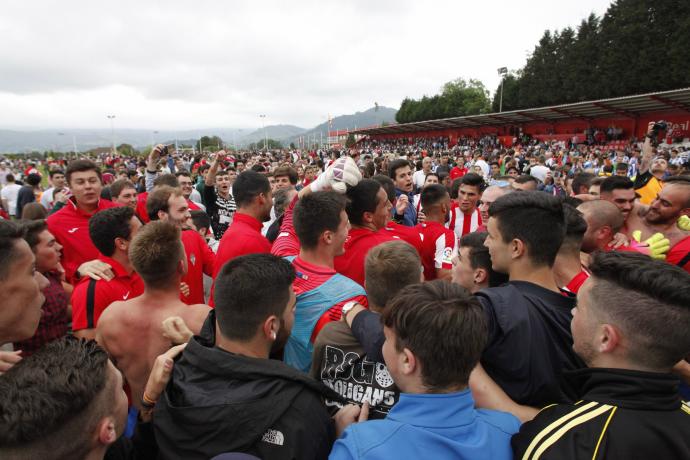 Invasión de campo en Mareo tras lograr el ascenso (Foto: LNE)