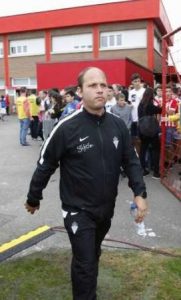 Jose Alberto López saltando al campo I de Mareo (Foto: LNE)