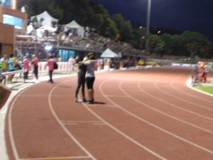 #campeonatodeespañaabsoluto #ursularuiz y la gran #ruthbeitia @ruthypeich se abrazan como hermanas tras el RESP de @sulycaRuiz