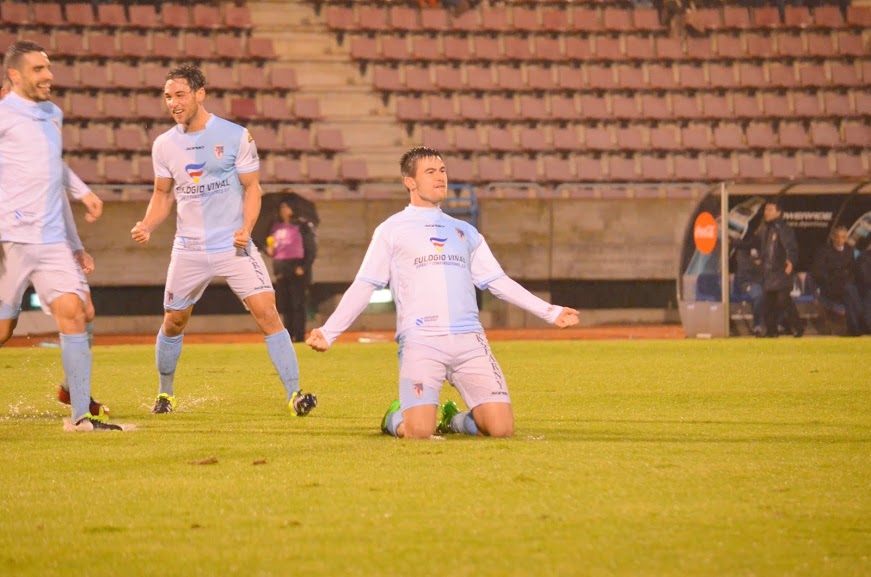 Catú celebra un gol en un partido con el Compos (Foto: E-Mart Soccer)