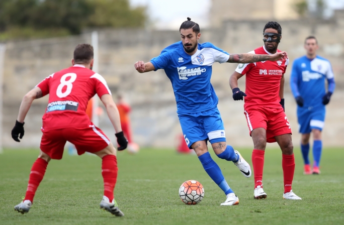 Sergio Prendes -en el centro- en un encuentro con el Tarxien Rainbows maltés (Foto: Malta Today)
