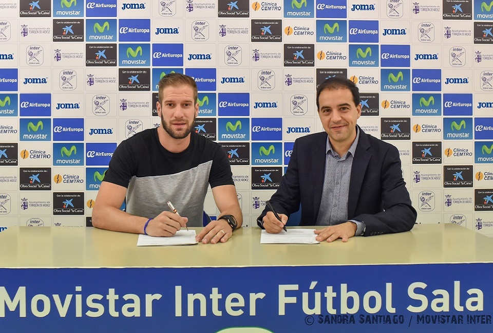 Solano en el momento de la firma con Movistar Inter. Vía Intermovistar.com