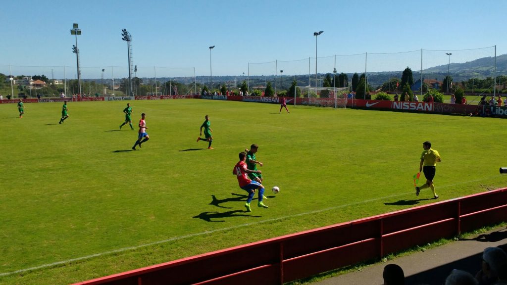Lance del encuentro en Mareo entre Sporting 'B' y Gernika