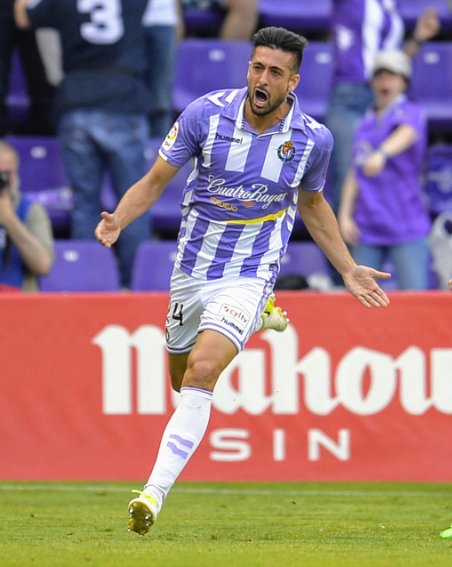 Álex Pérez celebra un gol con el Real Valladolid (Foto: @AlexPerezN5)