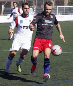 Álvaro (Langreo) y Ulpiano (Roces) en una acción del encuentro del domingo (Foto: LNE)