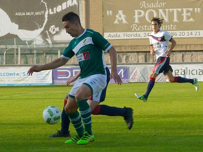 Camochu en un partido con el Coruxo la pasada temporada (Foto: El Desmarque Vigo)