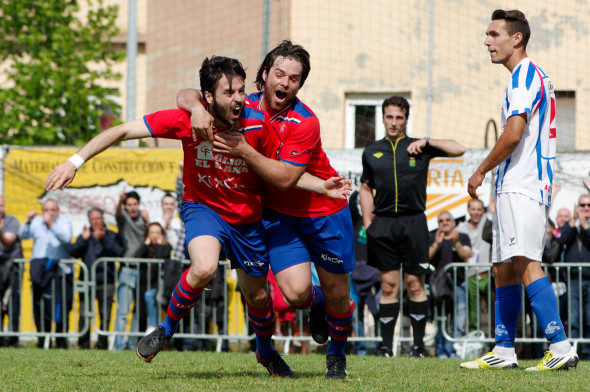 El Ceares intentará repetir la gesta de 2014. En la foto Pablo Martínez y Borja Argüelles celebran un tanto frente al Águilas murciano (Foto: UC Ceares)
