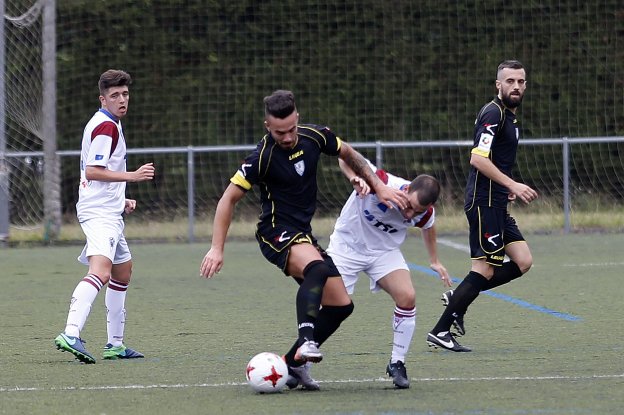Lance del encuentro entre TSK Roces y Atlético Lugones (Foto: El Comercio)