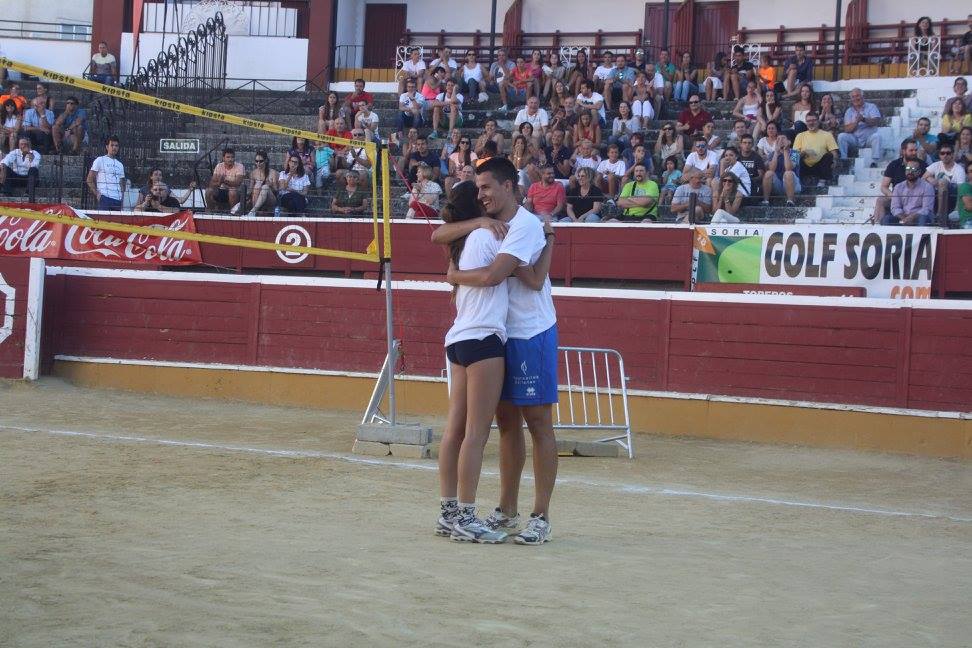 Alejandro Vinuesa y Alicia de Blas jugando el 3º tercer torneo de vóley plaza de Soria