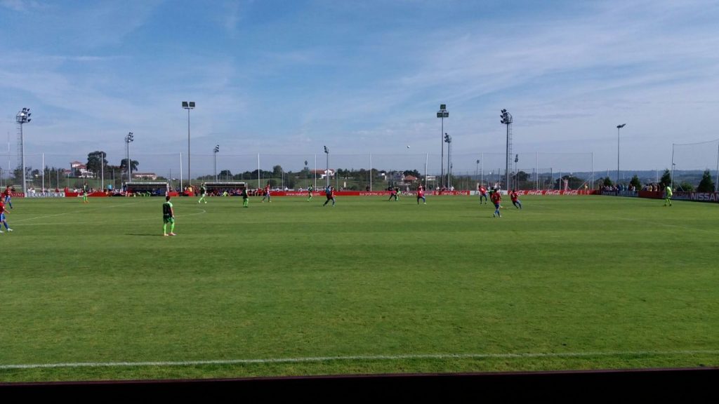 Lance del encuentro en Mareo entre Sporting 'B' e Izarra