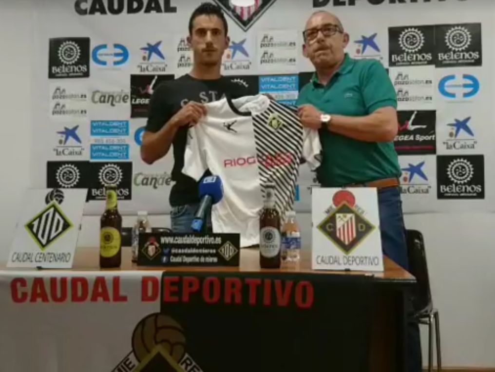 Iker Alegre, izquierda, desatascó el partido con su gol (Foto: Caudal Deportivo)