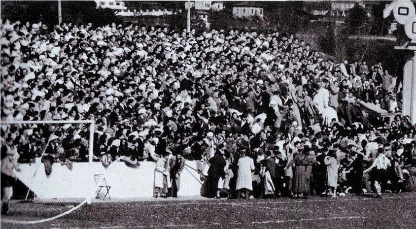 El derbi ya levantaba pasiones hace muchos años. En la foto una avalancha en El Molinón en 1951 causó varios heridos (Foto: @Historia_RSG).