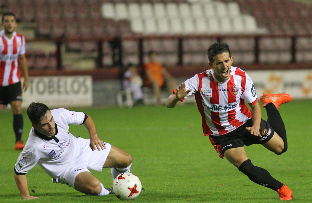 Ñoño y Catú en el suelo tras una disputa por un balón (Foto: LaRioja.com)