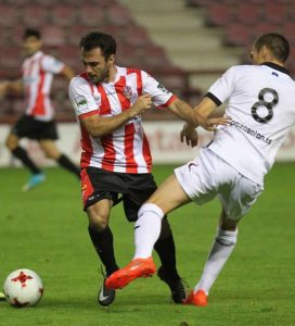 Borja Prieto pugna un balón con un jugador del UDL (Foto: LNE)