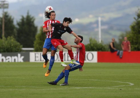 Cris Montes, en el centro, fue el protagonista de la jornada con tres goles