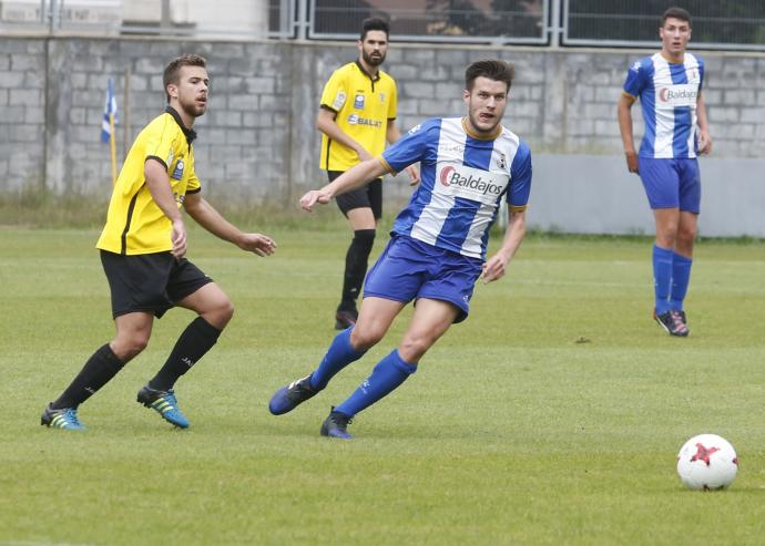 Lance del encuentro entre el Real Avilés y el L'Entregu (Foto: LNE)