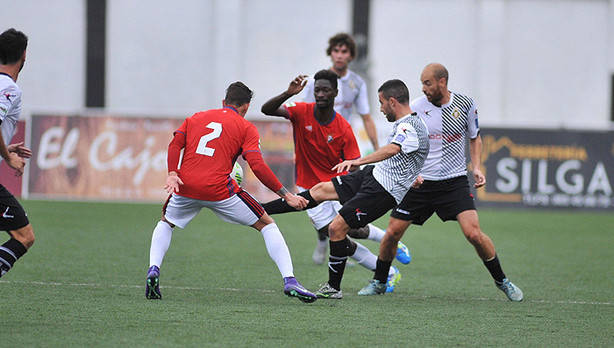Lance del encuentro de la pasada temporada entre ambos conjuntos (Foto: Noticias de Navarra)