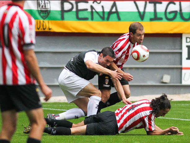 Lance del encuentro disputado por ambos en Las Gaunas durante la temporada 2010/2011 (Foto: larioja.com)