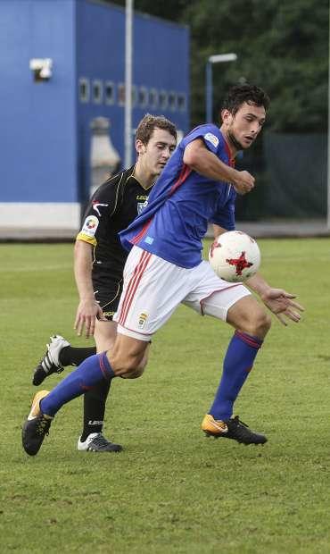 Lance del partido entre el filial azul y el Atlético Lugones (Foto: LNE)