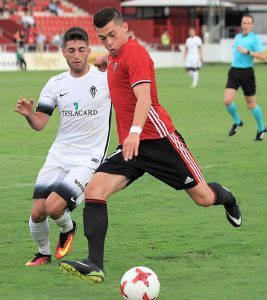 Mateo disputa un balón con Yanis (Mirandés) - Foto: El Correo de Burgos
