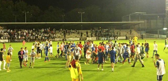 La afición talaverana celebró el pase en el césped de El Prado (Foto: La Voz del Tajo)