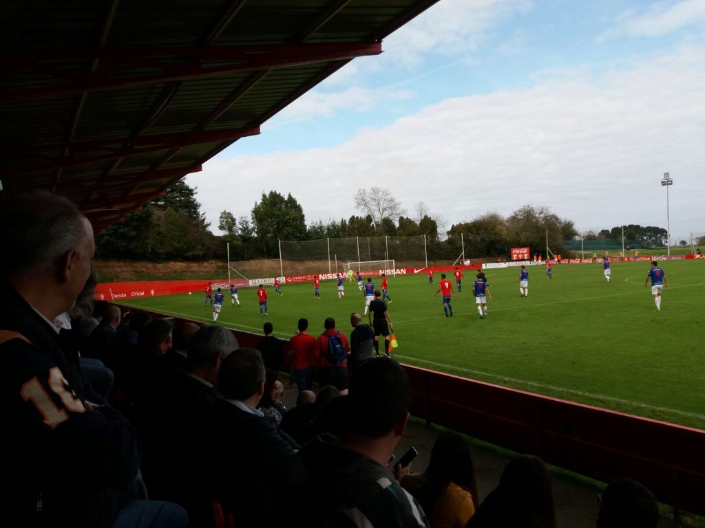 Panorámica del partido desde la grada del campo nº1