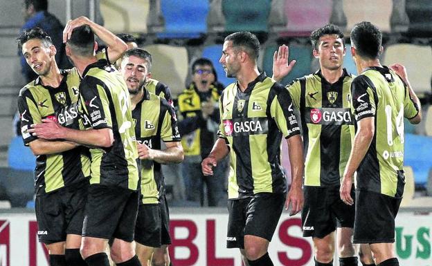 Jugadores del Barakaldo celebran un gol en Lasesarre (Foto: El Correo)