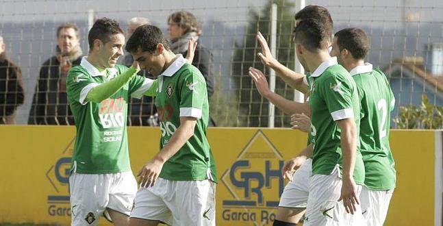 El Caudal celebra uno de los tantos que anotó en el último derbi entre ambos en Mareo (Foto: El Comercio)