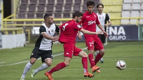 Un jugador del Burgos sujeta a Mateo en el último encuentro que ambos disputaron en El Plantío (Foto: El Comercio)
