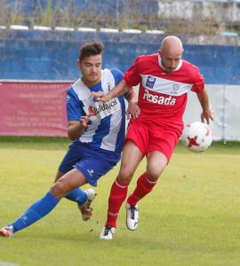 Óscar Pérez abandonó lesionado el encuentro del Marino frente al Condal (Foto: LNE)