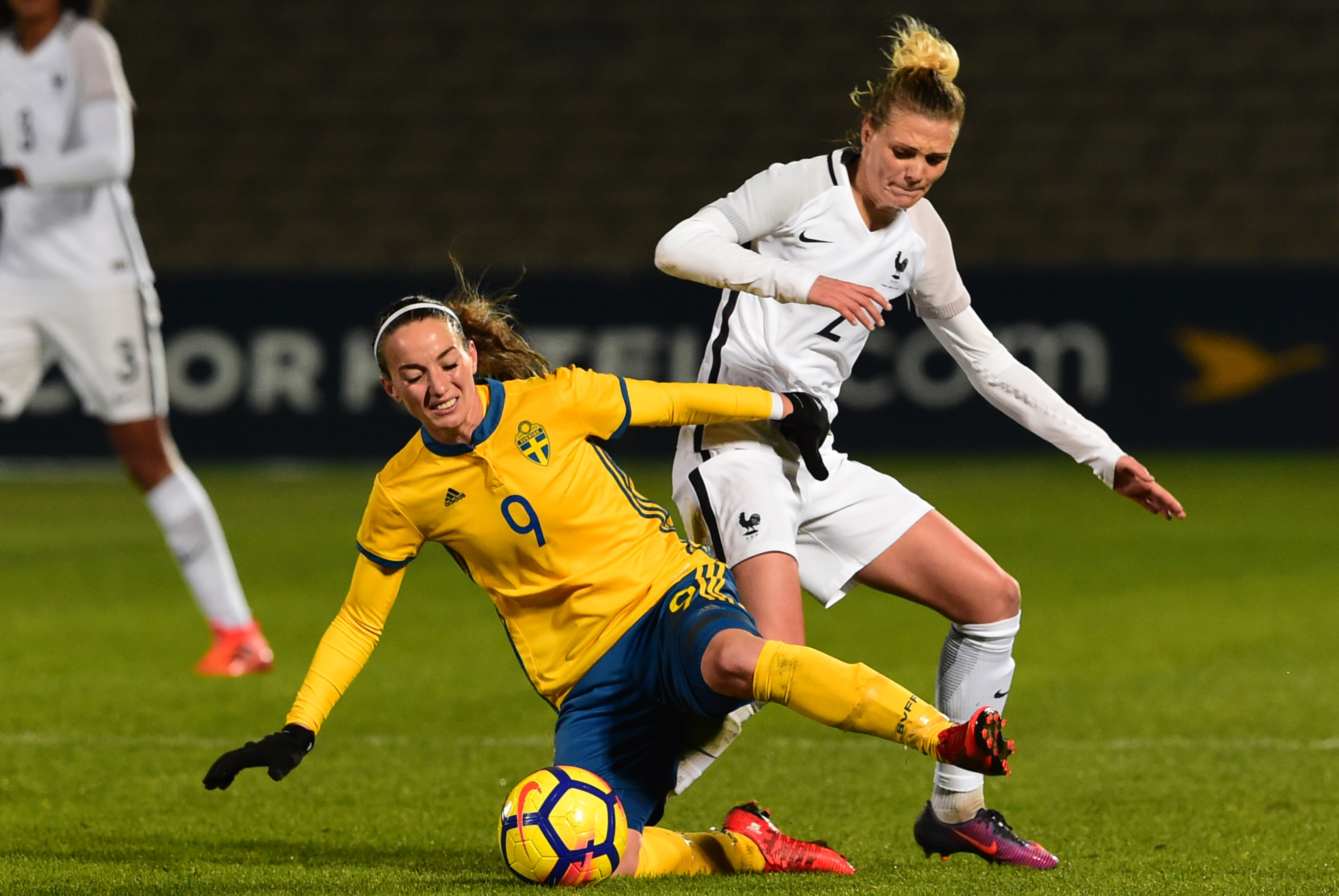 France's defender Faustine Robert (R) vies with Sweden's forward Kosovare Asllani during the friendly football match between France and Sweden on November 27, 2017 at the Chaban-Delmas stadium in Bordeaux, southwestern France.  / AFP PHOTO / NICOLAS TUCAT