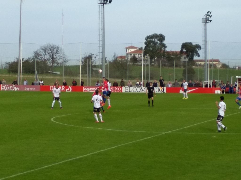 Lance del encuentro entre Sporting B y Caudal en Mareo