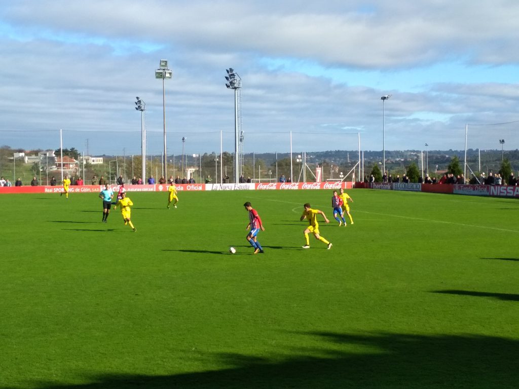 Lance del encuentro entre Sporting 'B' y Osasuna 'B' en Mareo