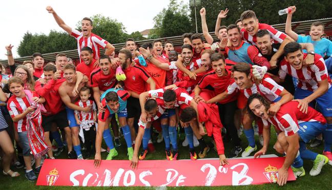 Celebración del ascenso del Sporting 'B' (Foto: El Comercio)